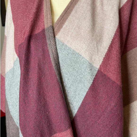 Woolrich One-Size Poncho in Burgandy and Gray with Fringe - Picture 2 of 5